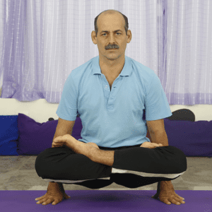 Imagem professor Gerson em posição de Yoga